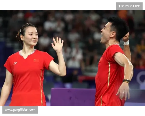 老球迷带1979年羽毛球观赛证与黄雅琼合影 感动全网网友纷纷点赞